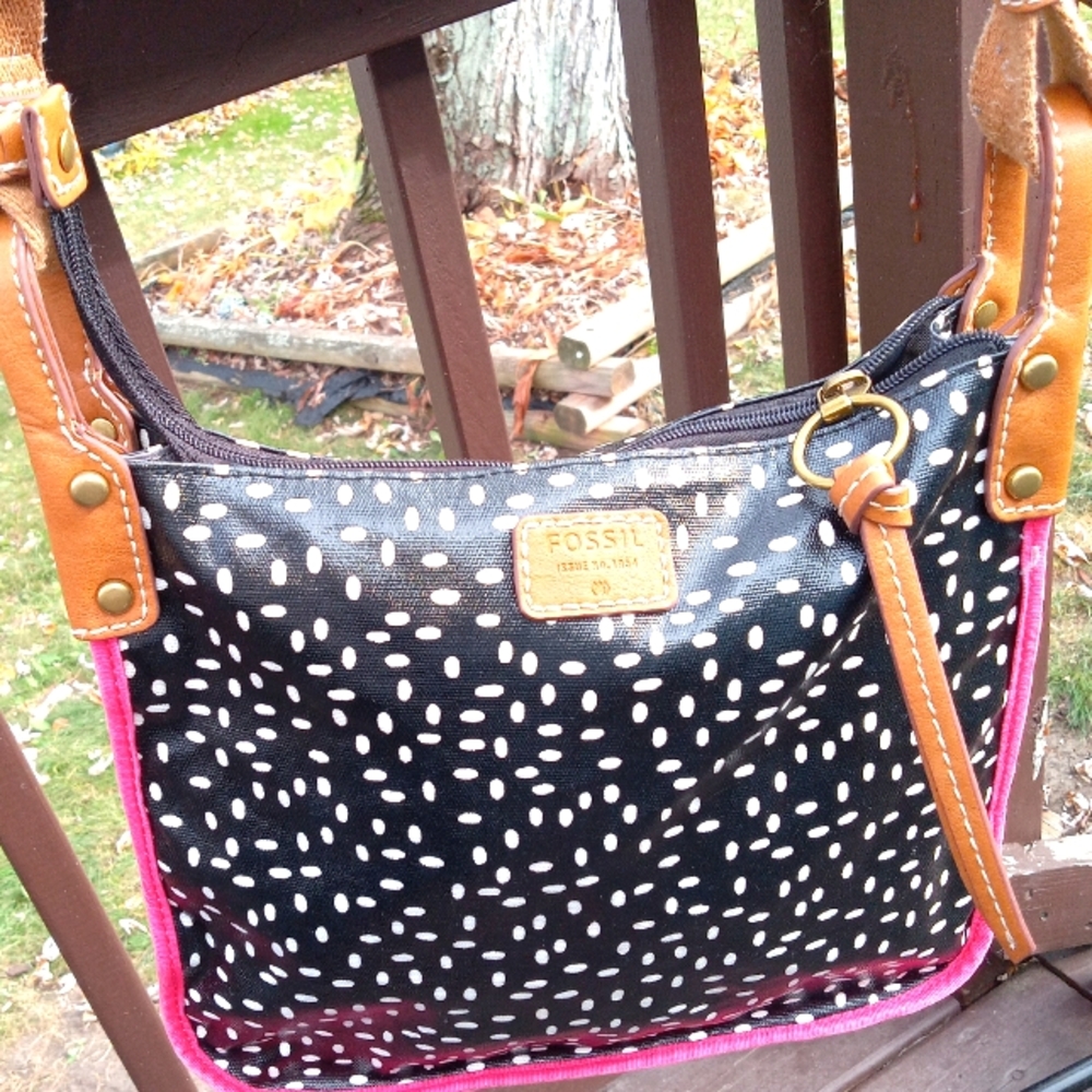 Fossil Crossbody.  Gloss Finish. Zipper Closure.  ADORABLE